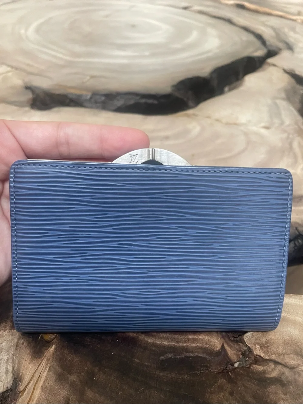 Louis Vuitton Epi kisslock compact wallet blue like new brushed silver